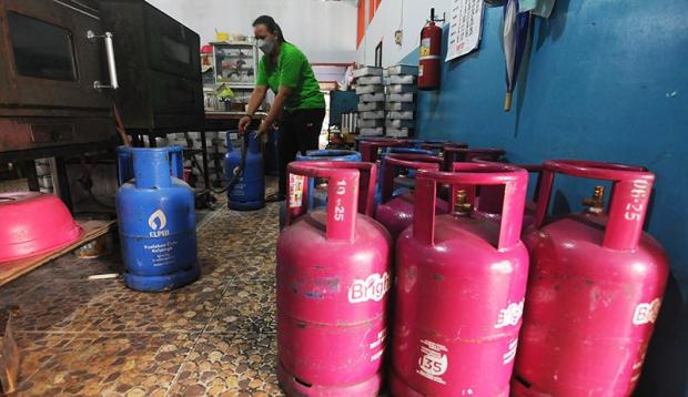 Harga minyak dan gas alam dunia mengalami peningkatan signifikan dalam beberapa pekan terakhir, memicu kekhawatiran akan inflasi