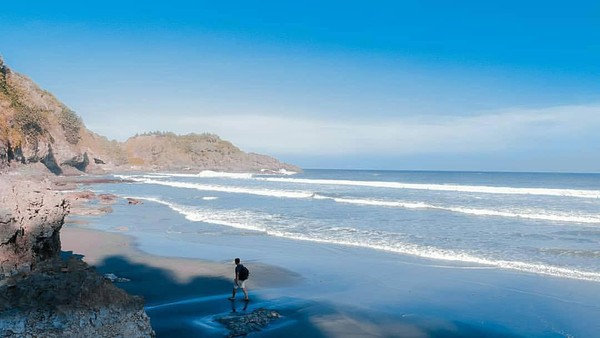 Pantai Surumanis Punya Air Terjun Yang Bertemu Samudra Hindia